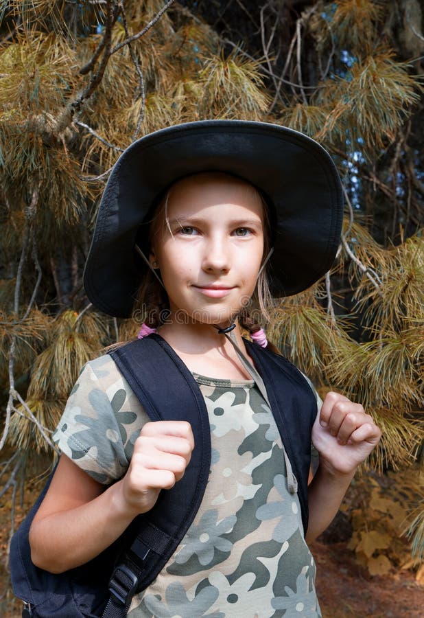 Een tiener meisje reist door het bos royalty-vrije stock fotografie
