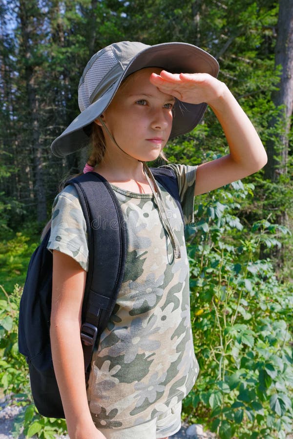 Een tiener meisje reist door het bos stock afbeeldingen