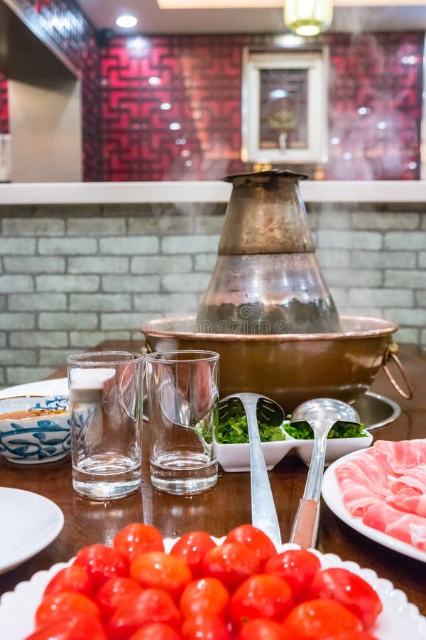 Een traditionele Chinese hotpot met vlees en specerijen stock afbeeldingen Een traditionele Chinese hotpot met vlees en specerijen stock afbeeldingen