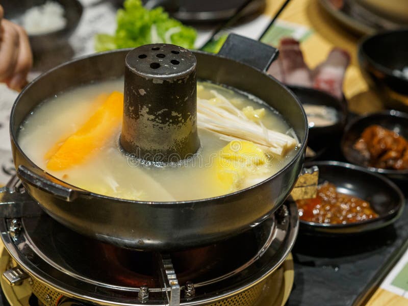 Een traditionele Chinese / Japanse / Aziatische hotspot / steambootmaaltijd stock foto's Een traditionele Chinese / Japanse / Aziatische hotspot / steambootmaaltijd stock foto's