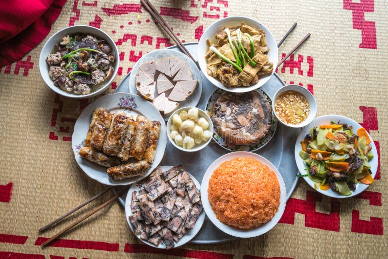 Een traditionele Vietnamese maaltijd voor de maan nieuwe die vakantie van jaartet in lente, op nieuwe gebloeide zeggemat wordt de stock foto's Een traditionele Vietnamese maaltijd voor de maan nieuwe die vakantie van jaartet in lente, op nieuwe gebloeide zeggemat wordt de stock foto's