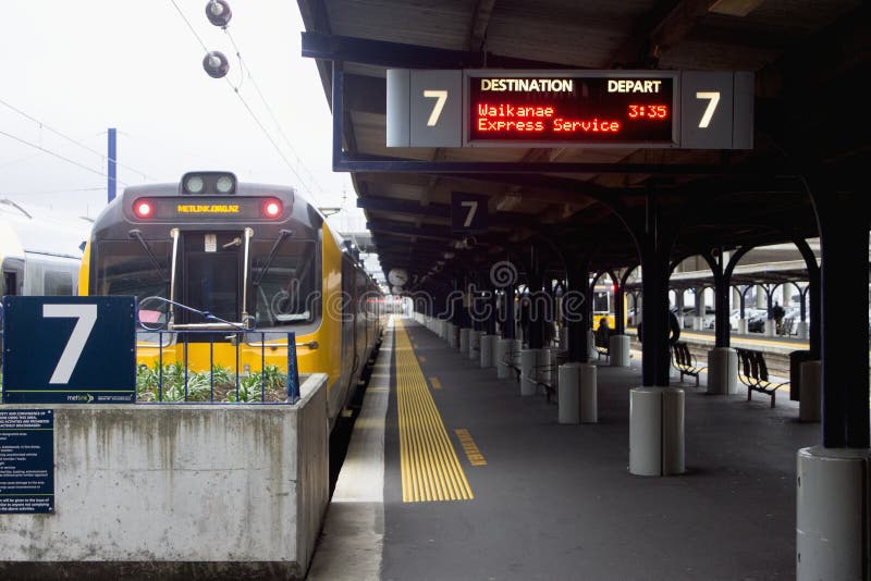 Een Treinwachten om aan Waikanae van platform 7, Wellington Railway Station te vertrekken stock afbeelding Een Treinwachten om aan Waikanae van platform 7, Wellington Railway Station te vertrekken stock afbeelding
