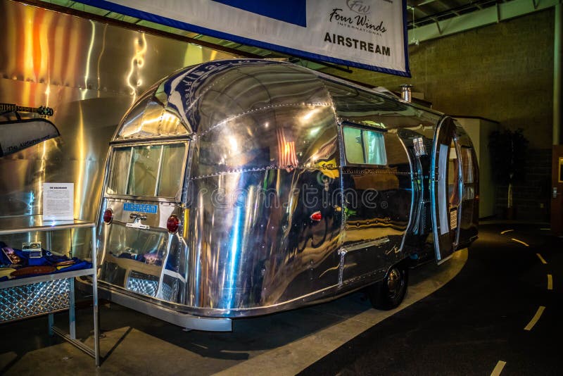 Een uitstekende Ford-reisaanhangwagen in Elkhart, Indiana stock foto Een uitstekende Ford-reisaanhangwagen in Elkhart, Indiana stock foto