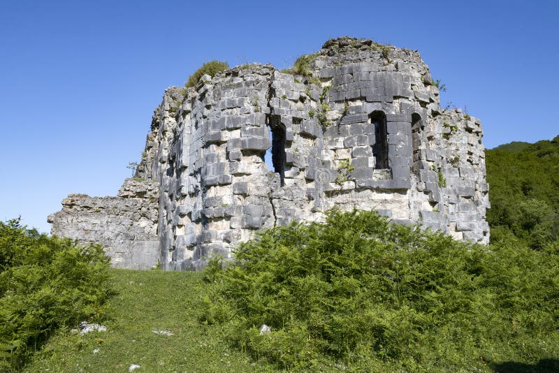 Een uitzicht op de ruïnes van de oude Bzypta-tempel. Bzypta, Abchazië royalty-vrije stock afbeeldingen