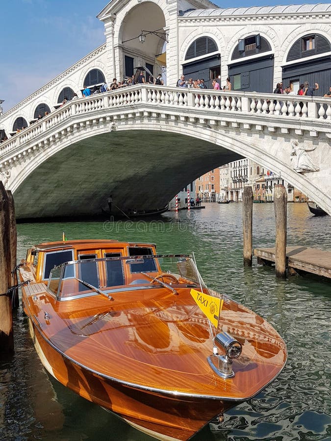 Een Venetiaanse watertaxi bij de Rialto-Brug, Venetië stock fotografie Een Venetiaanse watertaxi bij de Rialto-Brug, Venetië stock fotografie