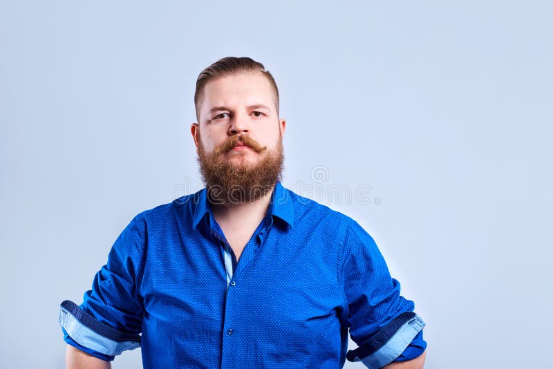 Een vette, gebaarde mens kijkt met een ernstige uitdrukking van emotie stock afbeelding Een vette, gebaarde mens kijkt met een ernstige uitdrukking van emotie stock afbeelding