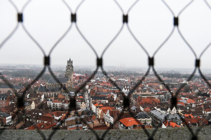 Een vierkant hoogtepunt van leuk oranje huis rooves royalty-vrije stock foto Een vierkant hoogtepunt van leuk oranje huis rooves royalty-vrije stock foto