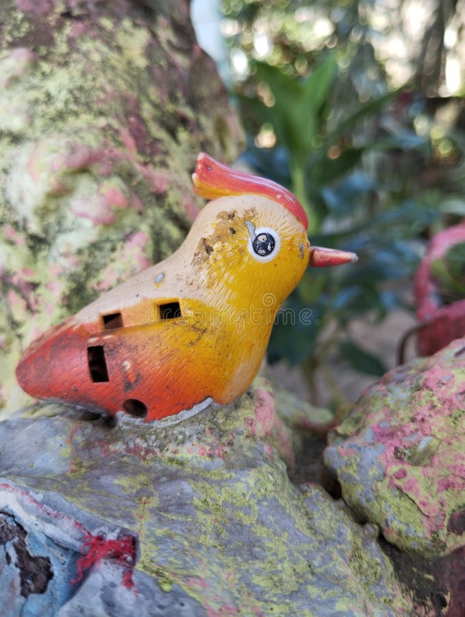 Een vogelstandbeeld bovenop het gevulde gesteente stock afbeelding