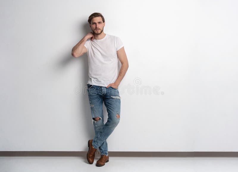 Een volledig beeld van een atelier van een jonge man uit een jeans en een shirt. geïsoleerd op witte achtergrond.