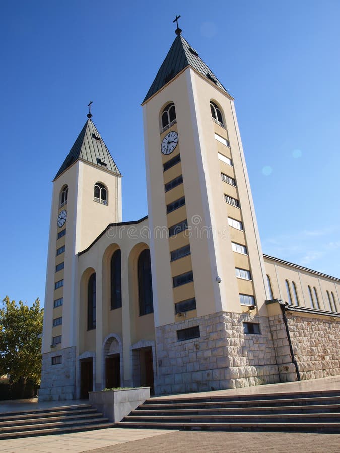 Een vreedzaam landschap in het gebied van Medjugorje, Bosnië-Herzegovina, met de torens van de kerk van St James in stock fotografie Een vreedzaam landschap in het gebied van Medjugorje, Bosnië-Herzegovina, met de torens van de kerk van St James in stock fotografie