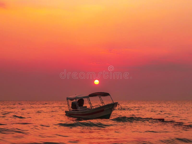 Een vreedzame zonsondergang over een boot in Haven Dickson stock fotografie Een vreedzame zonsondergang over een boot in Haven Dickson stock fotografie