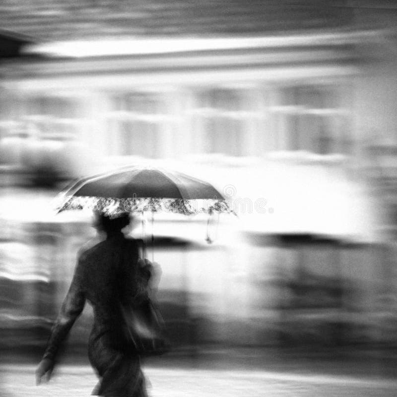 Een vrouw in de regen stock afbeelding