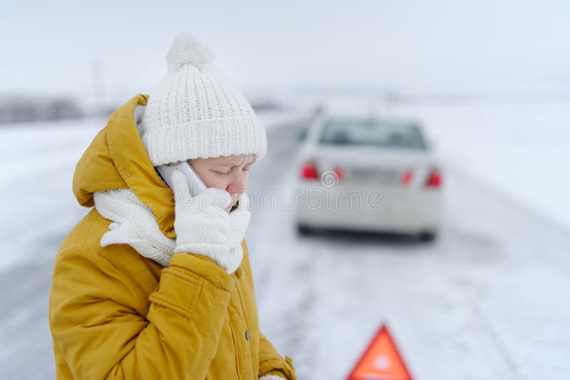 Een vrouw in de wintervraag aan de hulpdiensten stock afbeelding Een vrouw in de wintervraag aan de hulpdiensten stock afbeelding