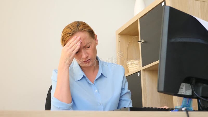 Een vrouw die aan pijn in haar hoofd lijden terwijl het werken aan een computer 4k, langzame motie