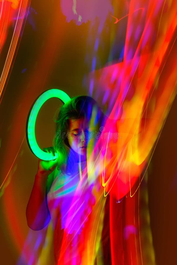 Een vrouw die in de futuristische kamer danst met kleurrijke lampen. futuristische vaporgolf esthetica royalty-vrije stock foto's Een vrouw die in de futuristische kamer danst met kleurrijke lampen. futuristische vaporgolf esthetica royalty-vrije stock foto's