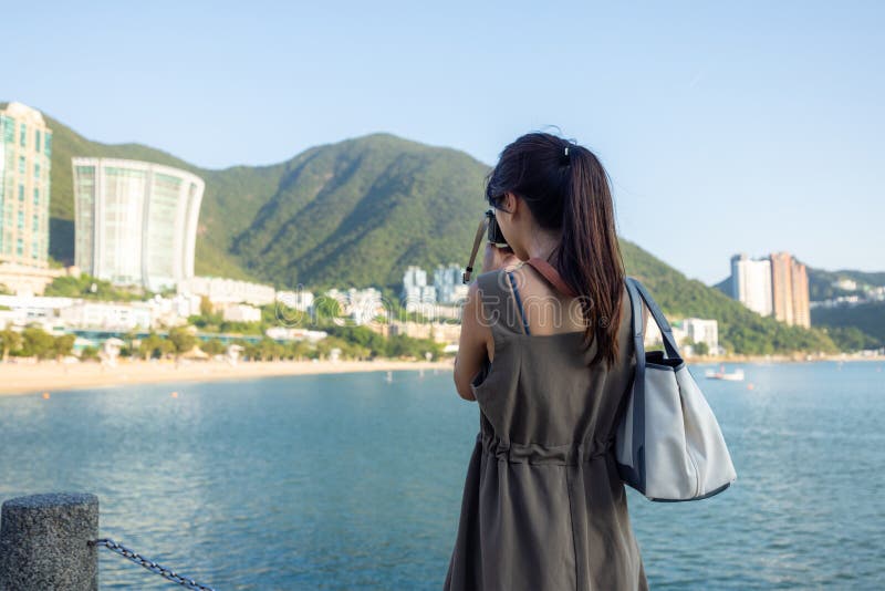 Een vrouw gebruikt camera om foto te maken in hongkong stad