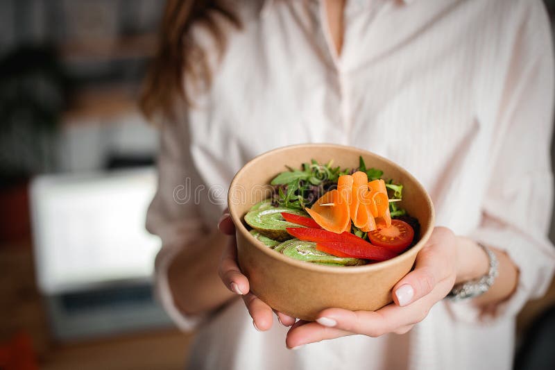 boete bijnaam Authenticatie Een Vrouw Houdt Een Papieren Bord Bij Met Eten. Maaltijden Voor  Thuislevering. Gezond Eetconcept Stock Foto - Image of begrip, open:  176839306