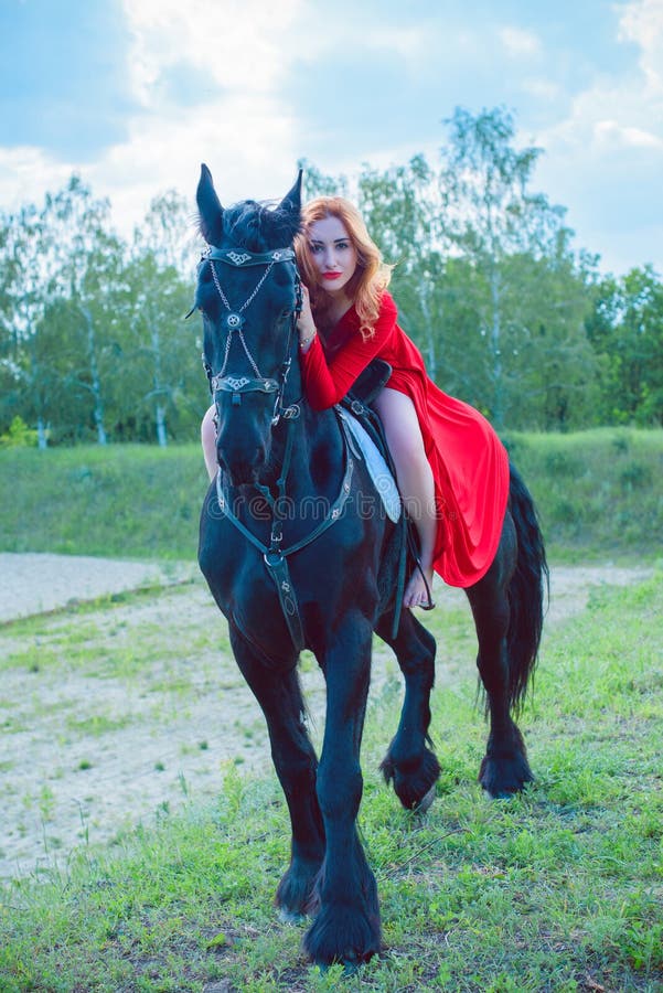 Voorloper Staren Vergoeding Een Vrouw in Een Jurk Op Een Paard Voelt Vrijheid Stock Afbeelding - Image of wijfje, nave: 213417049 Voorloper Staren Vergoeding Een Vrouw in Een Jurk Op Een Paard Voelt Vrijheid Stock Afbeelding - Image of wijfje, nave: 213417049