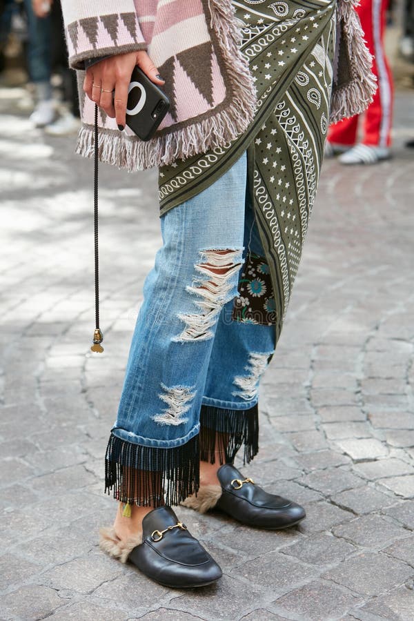 Vrouw Met Een Gedraaide Denim - Broek Louis Vuitton Bag En Nike