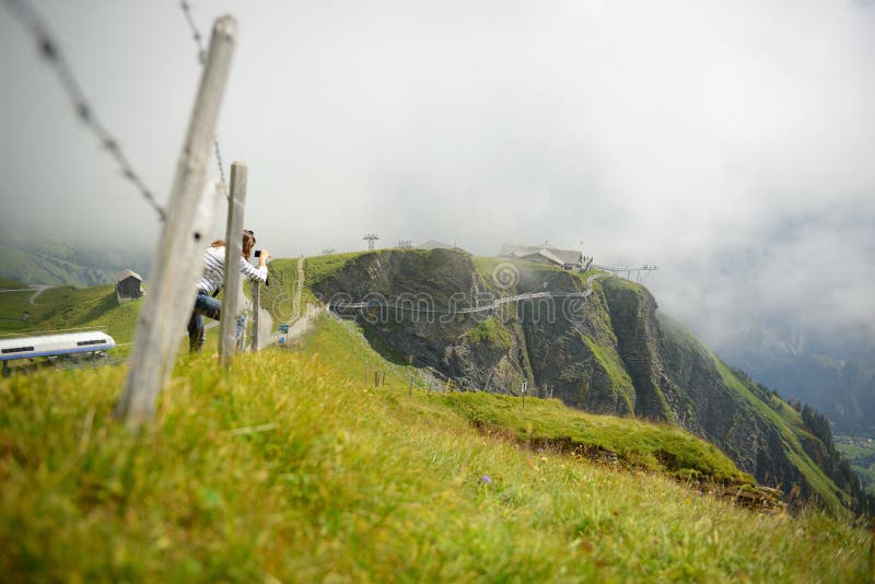 Een vrouw schiet de staalloopbrug over Alpen om Eerste hoogste st royalty-vrije stock foto's Een vrouw schiet de staalloopbrug over Alpen om Eerste hoogste st royalty-vrije stock foto's