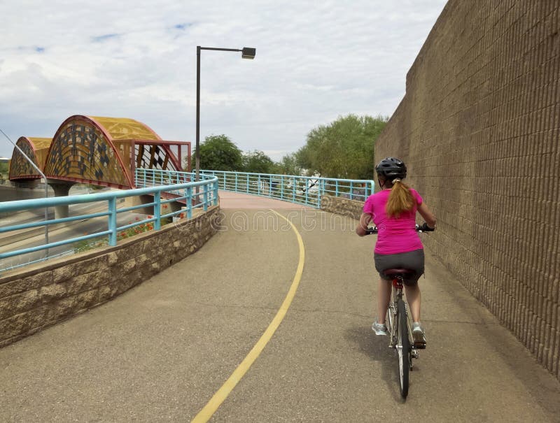 Een Vrouwenfietsen de Luchtvaart Bikeway, Tucson royalty-vrije stock afbeeldingen Een Vrouwenfietsen de Luchtvaart Bikeway, Tucson royalty-vrije stock afbeeldingen