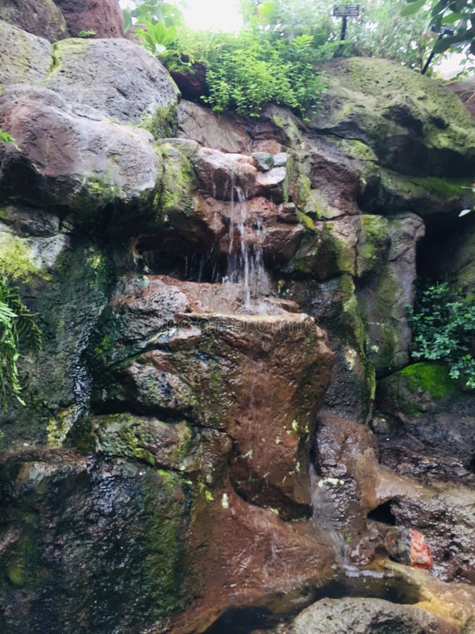 Een waterval in het midden van een verre wildernis stock foto Een waterval in het midden van een verre wildernis stock foto