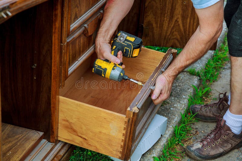 Een werkmans bevestigend kabinet met schroevedraaier in keuken royalty-vrije stock foto Een werkmans bevestigend kabinet met schroevedraaier in keuken royalty-vrije stock foto