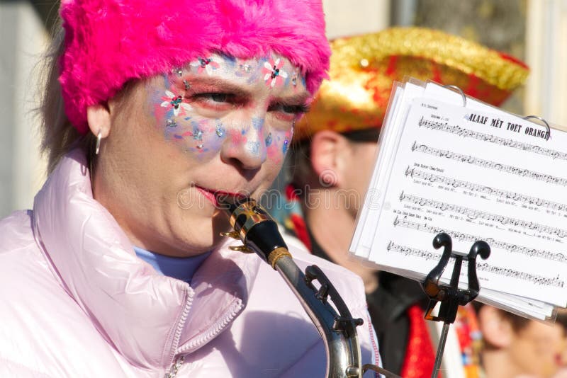 Een windenergierige muzikant tijdens de carnavalsparade in amby maastricht