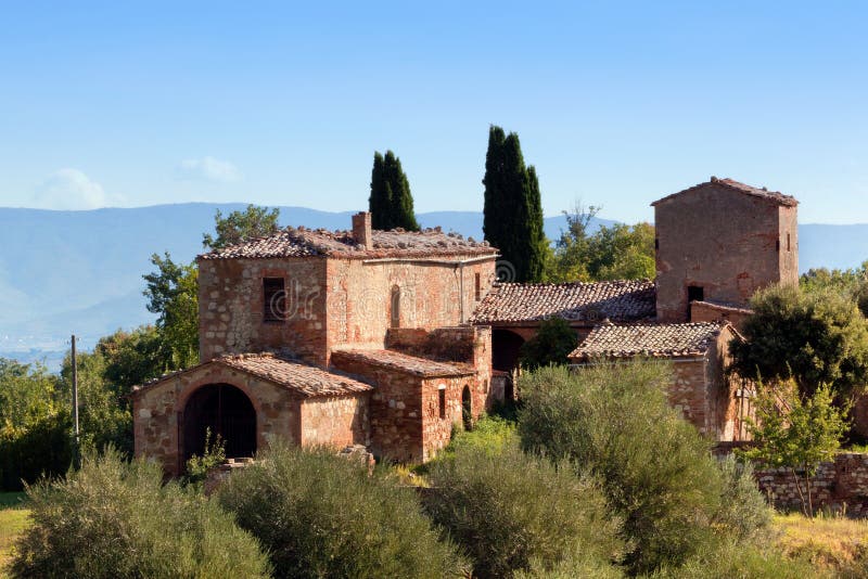 Een woonplaats in Toscanië, Italië Toscaans landbouwbedrijfhuis, cipresbomen stock foto's Een woonplaats in Toscanië, Italië Toscaans landbouwbedrijfhuis, cipresbomen stock foto's