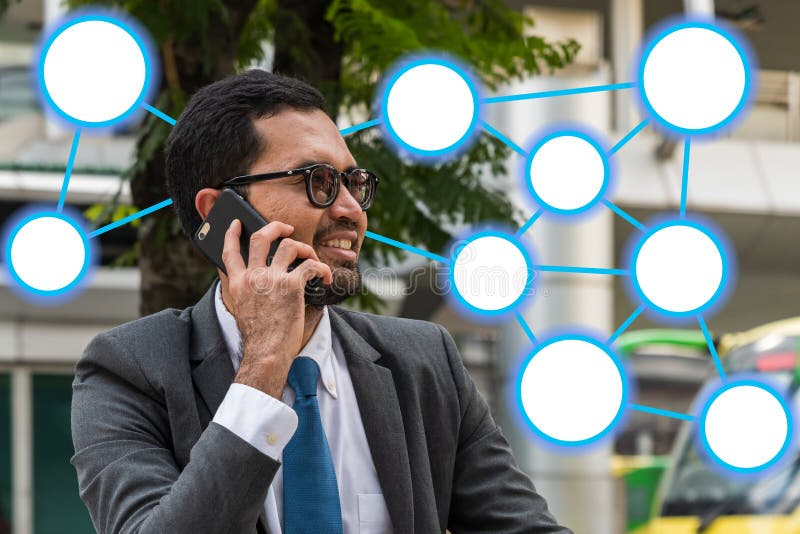 Een zakenman die op mobiele telefoon met verbonden cirkel grafisch symbool spreken royalty-vrije stock foto's Een zakenman die op mobiele telefoon met verbonden cirkel grafisch symbool spreken royalty-vrije stock foto's