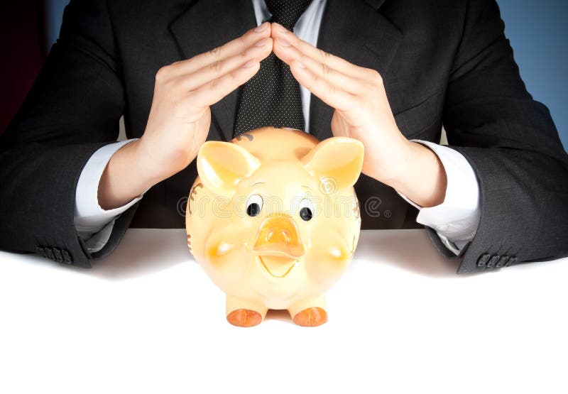 Een zakenman maakt met zijn hand een huis achter een spaarvarken, concept voor zaken en bespaart geld royalty-vrije stock afbeeldingen Een zakenman maakt met zijn hand een huis achter een spaarvarken, concept voor zaken en bespaart geld royalty-vrije stock afbeeldingen