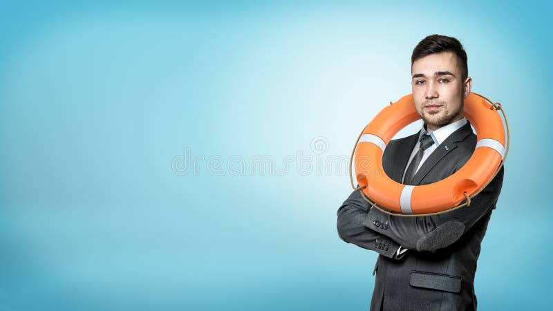 Een zakenman in een vooraanzicht met handen kruiste en een oranje reddingsboei die op zijn hals hangen stock afbeelding Een zakenman in een vooraanzicht met handen kruiste en een oranje reddingsboei die op zijn hals hangen stock afbeelding