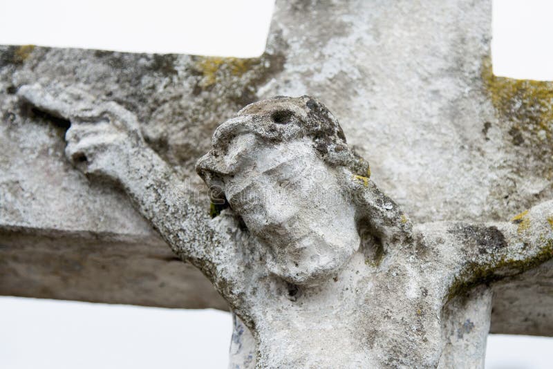 Een zeer oud standbeeld van het kruisbeeld van de jezus christ royalty-vrije stock afbeelding