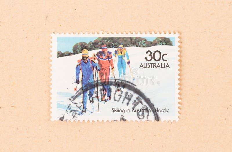 Een zegel in Australië wordt gedrukt toont drie mensen die in Noords Australië ski?en, circa 1980 die royalty-vrije stock foto Een zegel in Australië wordt gedrukt toont drie mensen die in Noords Australië ski?en, circa 1980 die royalty-vrije stock foto
