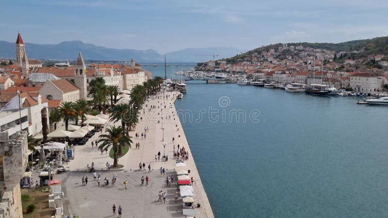 Een zonnige promenade langs de pier van de oude venetiaanse stad trogir kroatië