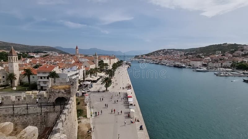 Een zonnige promenade langs de pier van de oude venetiaanse stad trogir kroatië