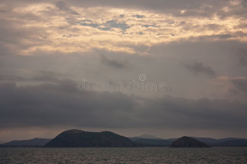 Een zonsondergang bij het overzees bij de de Baaijachthaven van Rosslyn dichtbij Yeppoon op het gebied van de Steenbokskeerkring royalty-vrije stock afbeelding Een zonsondergang bij het overzees bij de de Baaijachthaven van Rosslyn dichtbij Yeppoon op het gebied van de Steenbokskeerkring royalty-vrije stock afbeelding