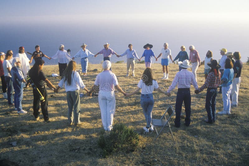 Een zonsondergangceremonie voor een aarde nieuwe leeftijd die zich in Grote Sur Californië verzamelen