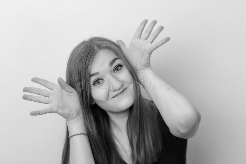 Een zwart-wit portret van een positief en gelukkig mooi meisje stock foto Een zwart-wit portret van een positief en gelukkig mooi meisje stock foto