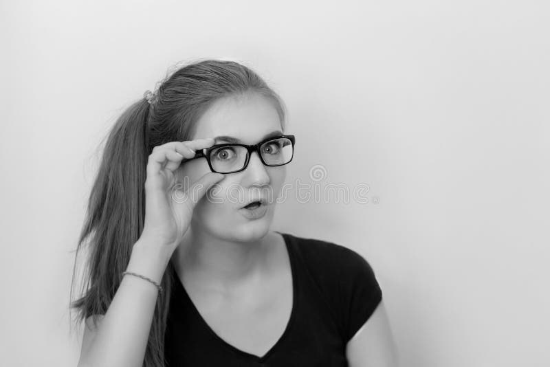 Een zwart-wit portret van een positief en gelukkig mooi meisje stock afbeeldingen Een zwart-wit portret van een positief en gelukkig mooi meisje stock afbeeldingen