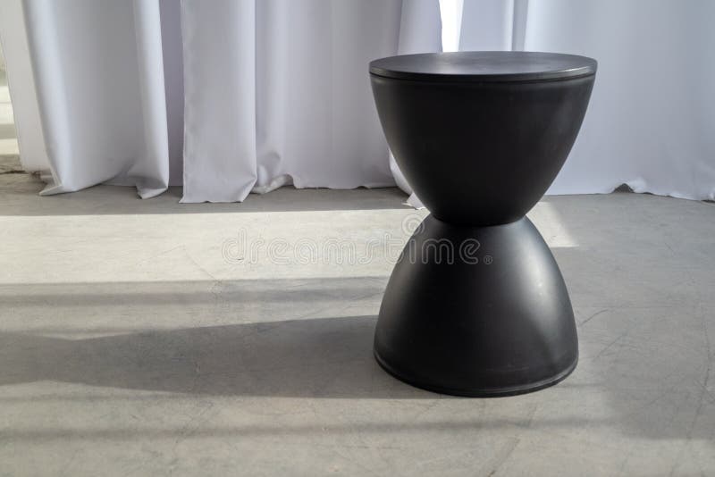 Een zwarte designerstoel in de vorm van een uurglas royalty-vrije stock foto