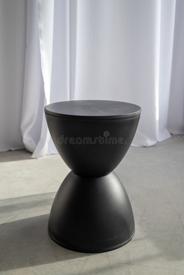 Een zwarte designerstoel in de vorm van een uurglas royalty-vrije stock fotografie