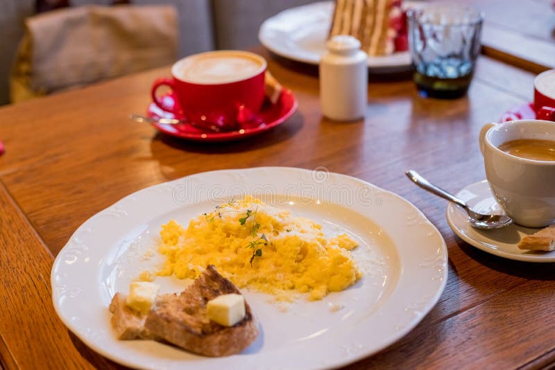Eenvoudig en heerlijk ontbijt van Eieren gekramd met kaas, Toast, en Zwarte Koffie Vegetarian breakfast Cafe royalty-vrije stock afbeelding Eenvoudig en heerlijk ontbijt van Eieren gekramd met kaas, Toast, en Zwarte Koffie Vegetarian breakfast Cafe royalty-vrije stock afbeelding