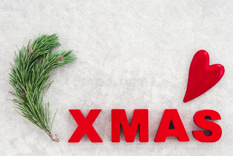 Eenvoudig Kerstmisdecor met de groene tak van de pijnboomboom royalty-vrije stock fotografie Eenvoudig Kerstmisdecor met de groene tak van de pijnboomboom royalty-vrije stock fotografie
