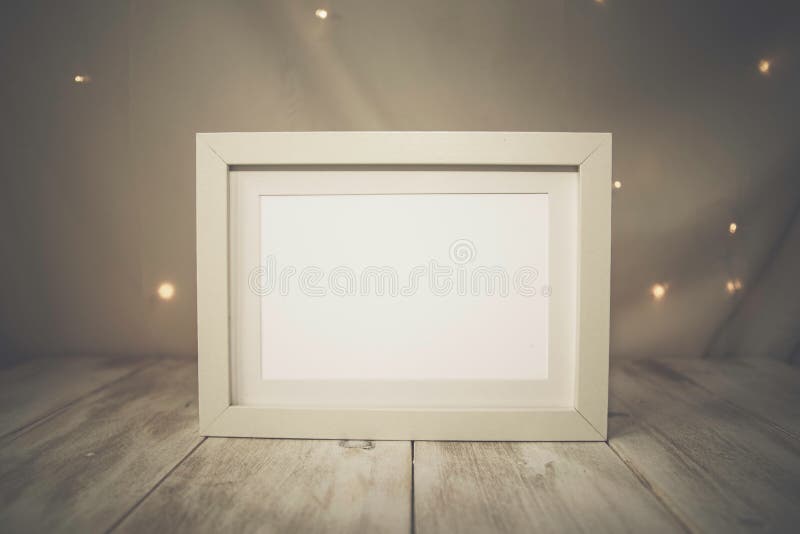 Eenvoudige blanco rechthoekige poster-mock-up met roomframe en bokee-sproebels royalty-vrije stock foto's Eenvoudige blanco rechthoekige poster-mock-up met roomframe en bokee-sproebels royalty-vrije stock foto's