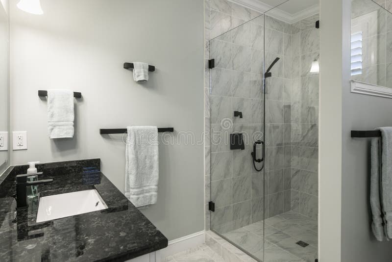 Eenvoudige luxe badkamer met graniet en marmer in woonhuis of hotel