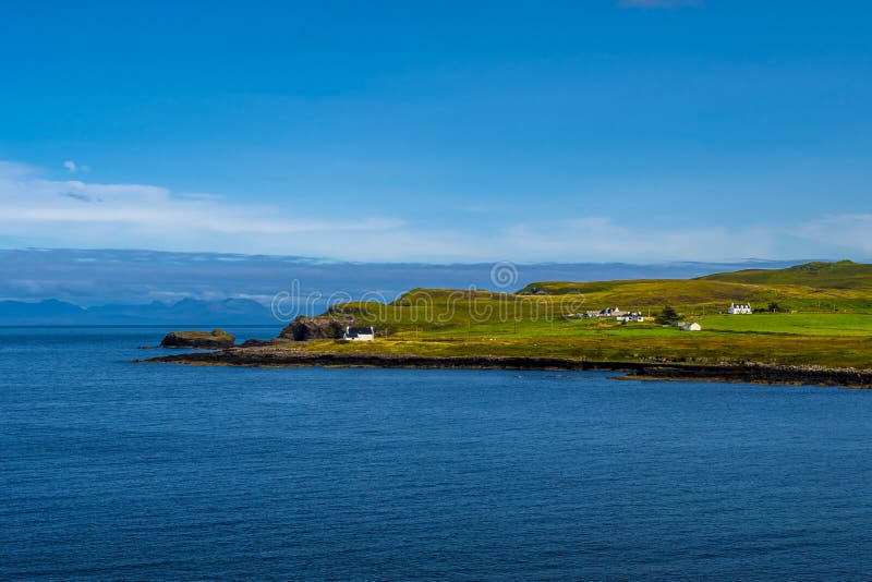 Eenzaam Huis in Landelijk Landschap bij de Kust van het Eiland van Skye In Scotland royalty-vrije stock foto Eenzaam Huis in Landelijk Landschap bij de Kust van het Eiland van Skye In Scotland royalty-vrije stock foto