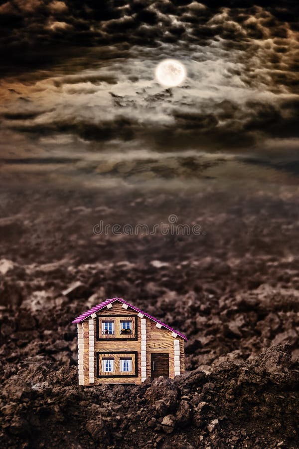 Eenzaam huis op een gebied in de maanbeschenen nacht Het leven buiten beschaving Ontwikkeling van onontgonnen land Eerste nieuwe stock afbeeldingen Eenzaam huis op een gebied in de maanbeschenen nacht Het leven buiten beschaving Ontwikkeling van onontgonnen land Eerste nieuwe stock afbeeldingen
