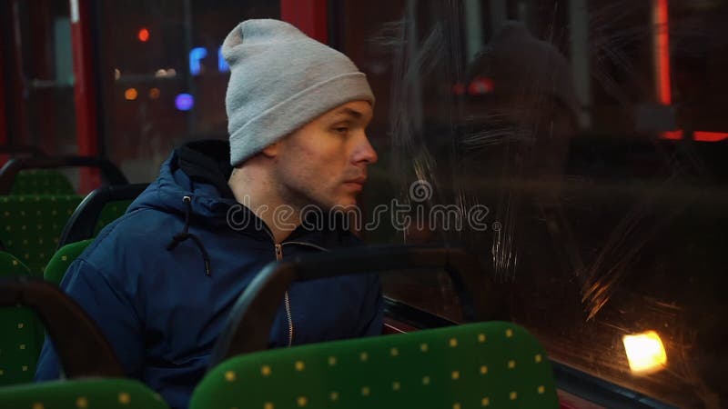 Eenzame jonge mensenritten in een tram in de nacht