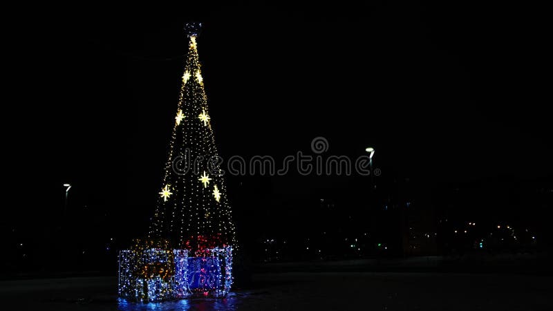 Eenzame kerstboom in de lege stadstraat ' s ' s nachts. begrip. stadspark met versierde prachtige spruce-boom met